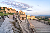 Piazza inferiore di San Francesco, Assisi, Umbria, Italy, Europe