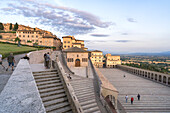 Piazza inferiore di San Francesco, Assisi, Umbrien, Italien, Europa