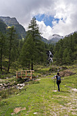 Ein junges Mädchen auf einem Wanderweg, Rabbi, Rabbital, Autonome Provinz Trient, Trentino Alto-Adige/Sudtirol, Italien