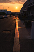 Eine Straße in Alberobello bei Sonnenaufgang. Alberobello, Provinz Bari, Apulien, Italien, Europa