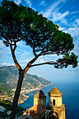 Ravello, Amalfiküste, Sorrento, Kampanien, Italien. Blick auf die Küstenlinie von der Villa Rufolo
