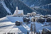 Italy, Veneto, Belluno, Agordino, alpine village of Colle Santa Lucia in winter, Dolomites