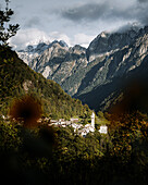 Das letzte Licht über dem Dorf Soglio, Bergell, Kanton Graubünden Schweiz Europa