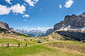 Grödnerjoch, Dolomiten, Südtirol, Italien. Wanderer auf einem Wanderweg oberhalb des Grödner Jochs