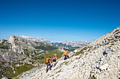 Falzarego-Pass, Dolomiten, Provinz Belluno, Venetien, Italien. Bergsteiger beim Einstieg in den Klettersteig "Kaiserjäger" auf den Lagazuoi