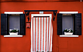 Burano, typische farbige Häuser, rotes Haus; Burano, Venedig, Venetien, Italien, Südeuropa