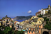 Blick auf Vernazza, Cinque Terre, mit der Kirche von San Lorenzo, Vernazza, La Spezia, Cinque Terre, Italien, Europa, Südeuropa