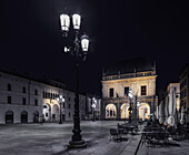 Lampe auf dem Loggia-Platz im historischen Zentrum von Brescia, mit dem Palast der Loggia im Hintergrund, beleuchtet in der Nacht Brescia, Lombardei, Italien, Südeuropa.