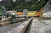 Seeufer von Riva del Garda, (Marinai d'Italia) im Quadrat 3 novembre. Riva del Garda, Trentino-Südtirol, Gardasee, Provinz Trient, Südeuropa, Italien