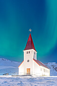 Europa, Island: das Nordlicht über der Vik y Myrdal Kirche