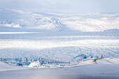 Ein Mann schaut auf die Unermesslichkeit des Vatnajökull-Gletschers, Skaftafell-Nationalpark, Island, Europa