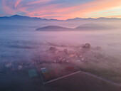 Luftaufnahme von Franciacorta während eines Sonnenaufgangs, Provinz Lombardei, Bezirk Brescia, Italien, Europa.