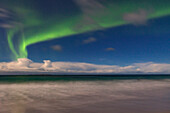 Reine, Lofoten, Norwegen. Aurora Borealis erhellt den Nachthimmel.