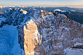 Luftaufnahme des Monte Presolana bei Sonnenuntergang in der Provinz Bergamo, Lombardei, Italien.