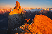 Sonnenuntergang über der Concarena-Gebirgsgruppe in Vallecamonica, Provinz Brescia in der Lombardei, Italien.