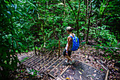 Junge weiße, abenteuerlustige Frau erkundet den Manuel-Antonio-Nationalpark in Costa Rica
