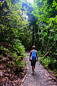 Junge weiße abenteuerlustige Frau erkundet den Manuel Antonio National Park in Costa Rica