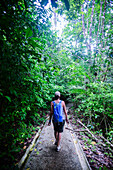 Junge weiße abenteuerlustige Frau erkundet den Manuel Antonio Nationalpark in Costa Rica