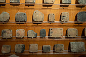 Götzentafeln im Archäologischen Museum Carmo (MAC), im Kloster Carmo, Lissabon, Portugal