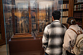 Besucher, die mit der Mumie eines Mädchens und eines Jungen im Archäologischen Museum Carmo (MAC) im Kloster Carmo, Lissabon, Portugal, überrascht wurden