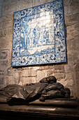 Barocke Azulejo-Tafel und hölzerne Kopie des Grabes, Archäologisches Museum Carmo (MAC), im Kloster Carmo, Lissabon, Portugal