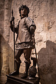 Statue von Nuno Alvares Pereira (1360-1431), dem Gründer der Kirche und des Klosters von Carmo. Das Archäologische Museum Carmo (MAC), im Kloster Carmo, Lissabon, Portugal