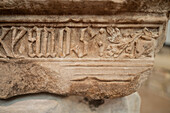 Details zum Grabmal von König Ferdinand I. (Fernando I.) von Portugal (1345-1383). Sarkophag im gotischen Stil. Das Archäologische Museum von Carmo (MAC) im Kloster von Carmo, Lissabon, Portugal