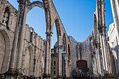 Carmo Convento (Convento da Ordem do Carmo), ein ehemaliges katholisches Kloster, das 1755 zerstört wurde und das Archäologische Museum Carmo (MAC) beherbergt, Lissabon, Portugal