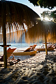 Strandkörbe in Cala Formentor, Mallorca, Spanien