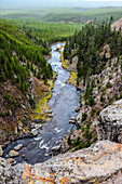Blick auf den Fluss von oben, Yellowstone-Nationalpark, USA