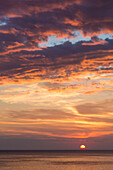 Teilweise bewölkter Sonnenaufgang in der Bucht Cala San Felice in Vieste, Gargano, Bezirk Foggia, Apulien, Italien