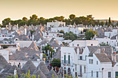 Trulli (typische Häuser) in Alberobello, Itria-Tal, Bezirk Bari, Apulien, Italien