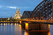 Kölner Dom und Hohenzollernbrücke am Rhein, Rheinauhafen, Köln, Nordrhein-Westfalen, Deutschland