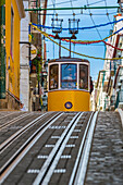 Die Standseilbahn Ascensor da Bica im Stadtviertel Bairro Alto in Lissabon, Portugal