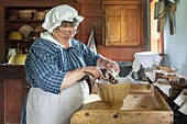 Frau bei der Zubereitung eines Schokoladendesserts, Lint Farm, Kings Landing, historisches anglophones Dorf, prince william parish, Fredericton, new brunswick, Kanada, nordamerika