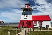 Hölzerner leuchtturm und arkadische farben, grande-anse, new brunswick, kanada, nordamerika