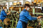 Arbeiter, die Nadeln auf die Stoffspulen vor der Endverpackung einfädeln, Fabrik der Manufaktur bohin, lebender Wintergarten der Nadel und des Stifts, saint-sulpice-sur-risle, orne (61), frankreich