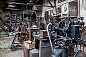 Überreste der industriellen Werkzeuge der alten Fabrik, Weiler von la forge, Rugles, Normandie, Frankreich