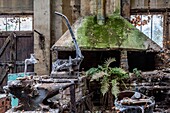 Materialreste der alten Fabrik, hamlet de la forge, rugles, normandie, frankreich