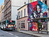 Die Bushaltestelle Pelleport-Belleville vor einer Wandmalerei, die Zirkusclowns darstellt, Paris, Frankreich