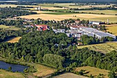 Das Risle-Tal mit den Fabriken von Framatome und Eurofoil, Metallurgieunternehmen, Rugles, Eure, Normandie, Frankreich
