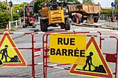 Straße, die wegen öffentlicher Arbeiten für den Verkehr gesperrt ist (Erneuerung der Hauswasserleitungen der Stadt), le neubourg, eure, normandie, frankreich