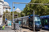 Straßenbahn an der Haltestelle moulares hotel de ville, avenue du piree, montpellier, herault, okzitanien, frankreich