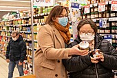 Einkaufen im Supermarkt, leicht behinderte Menschen, die an ihrer Autonomie arbeiten, Pflegeheim für Erwachsene mit geistiger Behinderung, residence la charentonne, adapei27, association departementale d'amis et de parents, bernay, eure, normandie, frankreich