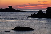 Sonnenuntergang über dem Kieselstrand von Toul Drez, renote island point, tregastel, rosa Granitküste, cotes-d'armor, Bretagne, Frankreich