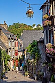 Rue de petit fort (jerzual), steile Straße, die zum Hafen führt, mittelalterliche Stadt Dinan, Cotes-d'Amor, Bretagne, Frankreich