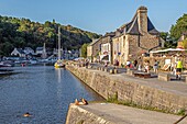 Fahrt mit dem Elektroboot auf der Rance, mittelalterliches Städtchen Dinan, Cotes-d'Amor, Bretagne, Frankreich
