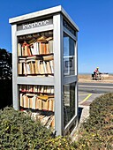 Alte Telefonzelle, umgewandelt in einen Büchertauschkiosk, Bücherbox, Manche, Normandie, Frankreich