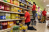 Auffüllen der Regale in einem Supermarkt, Arbeiter mit dem esat les ateliers du coudray, adapei27, bernay, eure, normandie, frankreich