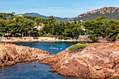 Strand von Camp Long und Pointe Longues, die roten Felsen vom Küstenpfad von Cape Dramont aus gesehen, Saint-raphael, Var, Frankreich